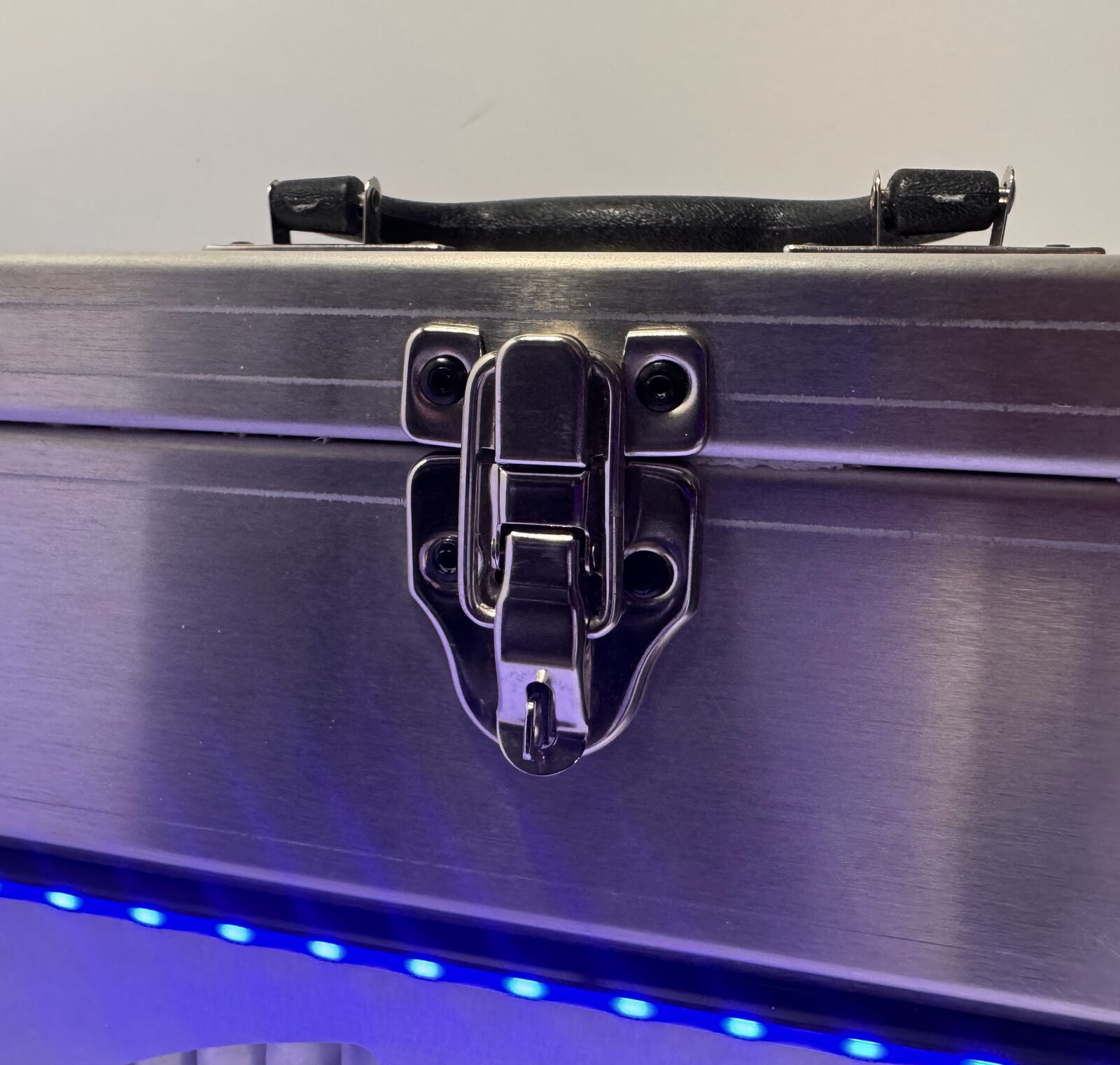 Locking latch on the Dust Box lid